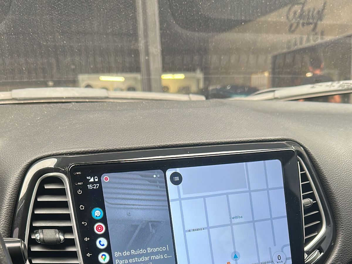 Central multimídia instalada no painel de um Jeep Compass