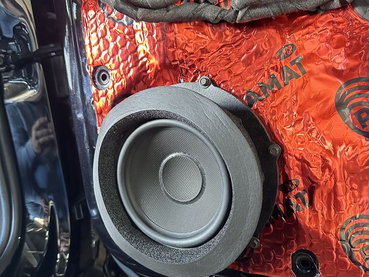 Alto-falante instalado na porta de um carro pela Ferssom
